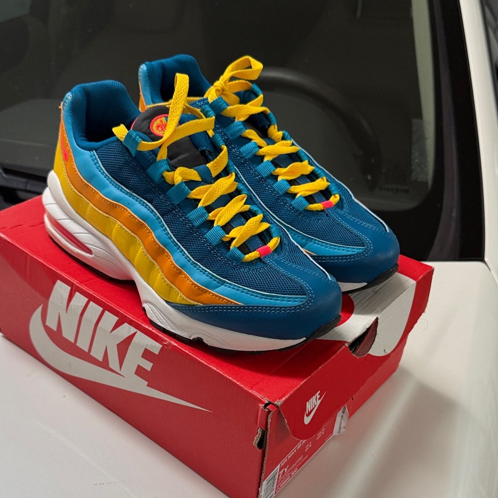 Nike Air Max 95 GS in Red and White